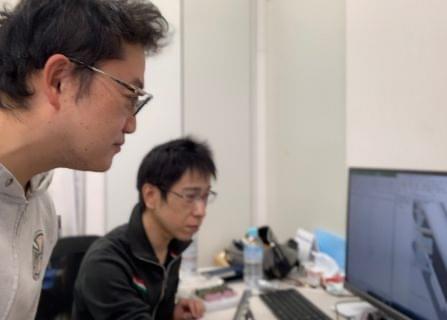 社内で開発の画面に注視する代表森と社員